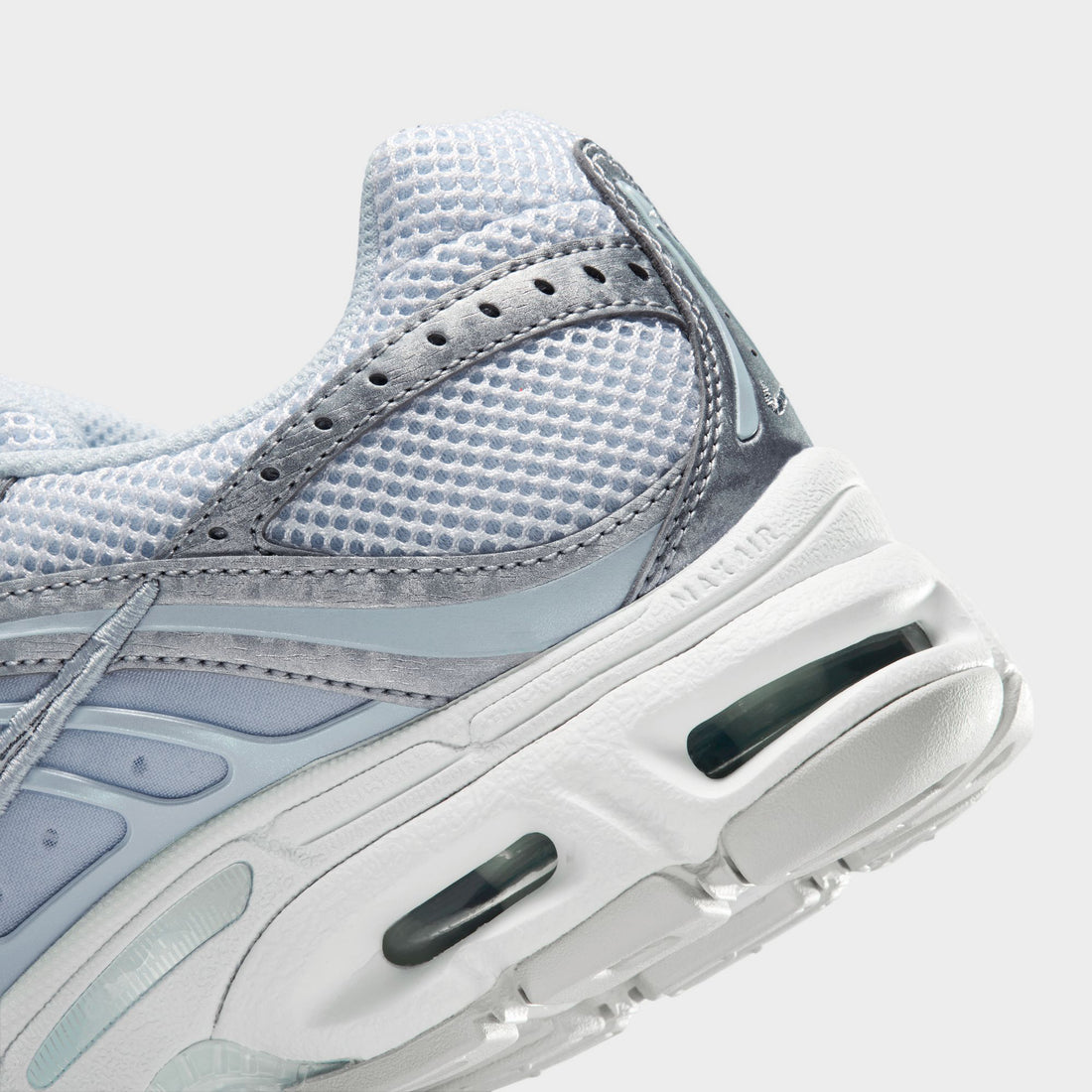 Nike Women's Air Max Moto 2K White / Metallic Silver - Blue TintNike Women's Air Max Moto 2K White / Metallic Silver - Blue Tint